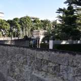 Grazie a uno scorcio nel muro di cinta riusciamo a intravedere il torrino di Villa De Grecis, una delle dimore storiche pi� imponenti di Bari